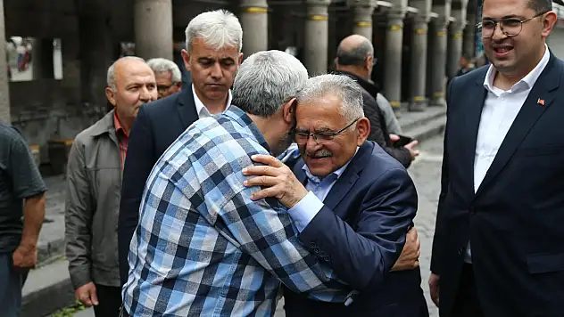 Başkan Büyükkılıç, vatandaşlarla bayramlaştı