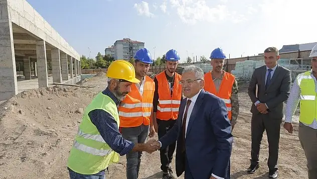Başkan Büyükkılıç, yapımı devam eden Engelsiz Yaşam Merkezi'nde incelemelerde bulundu
