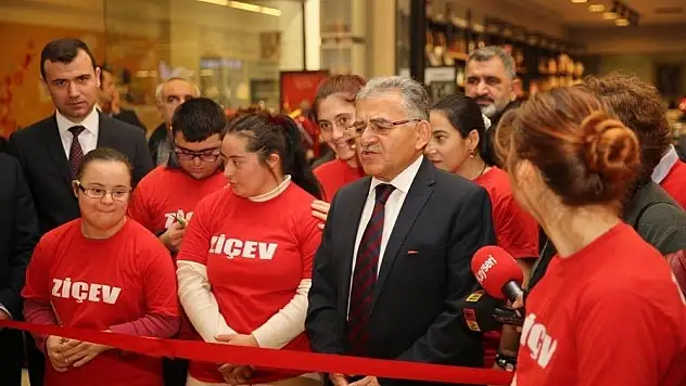 Başkan Büyükkılıç, ZİÇEV Sergisini Gezdi
