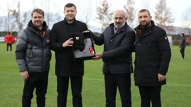 Başkan Çamlı Vekil Ersoy'a ne hediye etti?