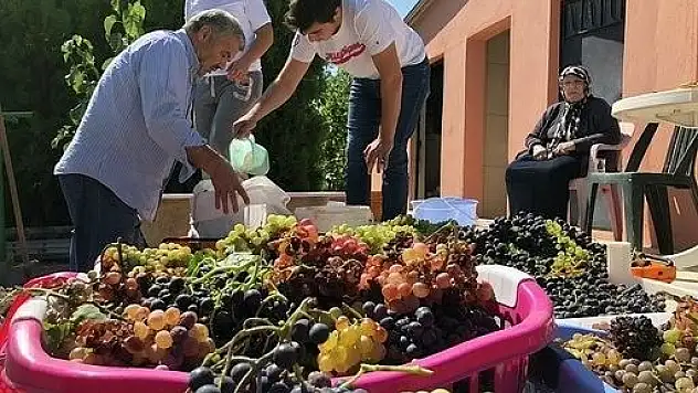 Başkan Çelik ailesiyle birlikte pekmez kaynattı
