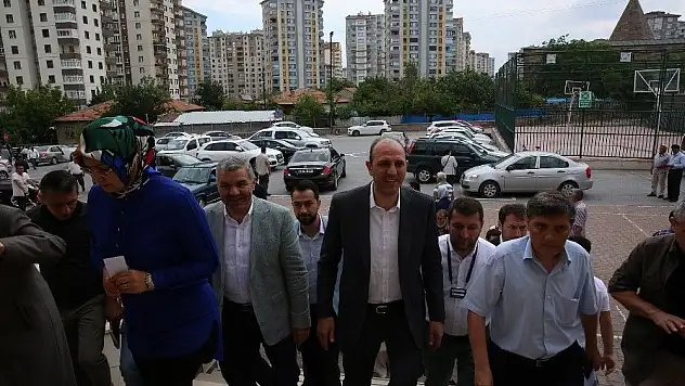 Başkan Çelik, annesi, eşi ve çocukları ile birlikte oyunu kullandı