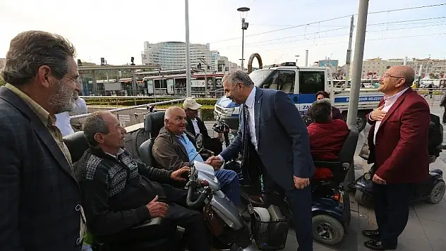Başkan Çelik esnaf ve vatandaşlarla birlikte
