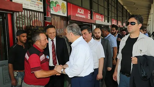 Başkan Çelik hal esnafı ile
