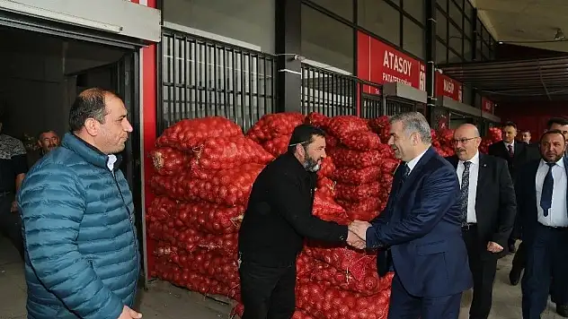 Başkan Çelik, Hal esnafını ziyaret etti