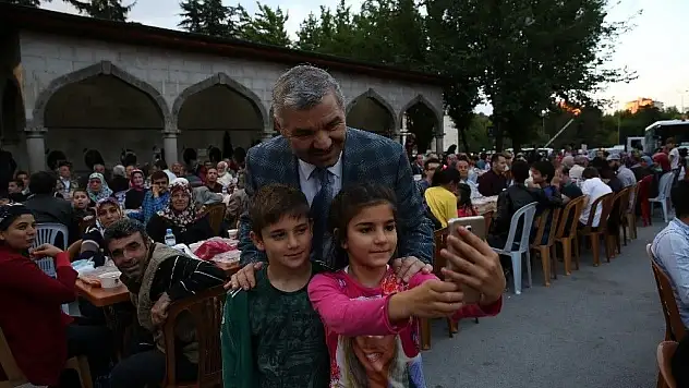 Başkan Çelik iftarını 5 bin kişiyle birlikte açtı