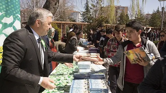 Başkan Çelik 'Kitap Bizden Okumak Sizden' etkinliğinde kitap dağıttı