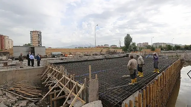 Başkan Çelik Seyrani Mahallesinde incelemelerde bulundu
