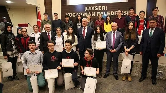 Başkan Çolakbayrakdar, başarılı öğrencileri ödülendirdi