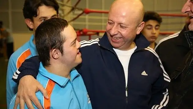 Başkan Çolakbayrakdar başarılı sporcuları ödüllendirdi