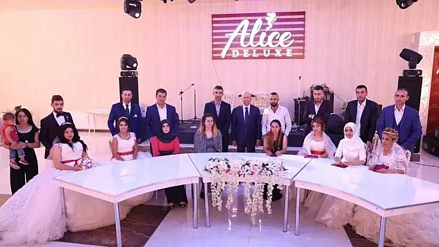 Başkan Çolakbayrakdar, 9 çiftin nikahını kıydı

