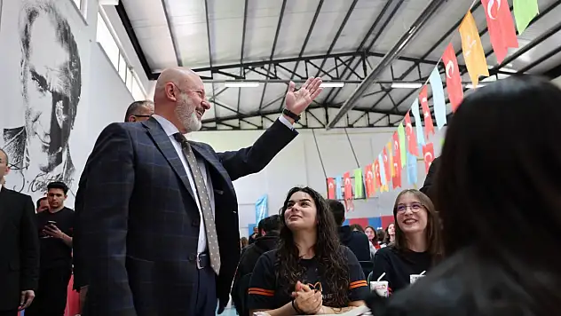 Başkan Çolakbayrakdar'dan liselilere ziyaret: Kocaburger ikramı!