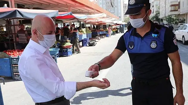 Başkan Çolakbayrakdar'dan pazarda korona virüs denetimi
