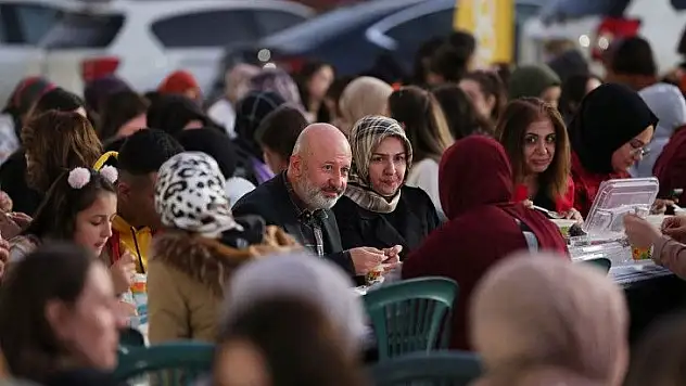 Çolakbayrakdar iftarda gençlerle buluştu