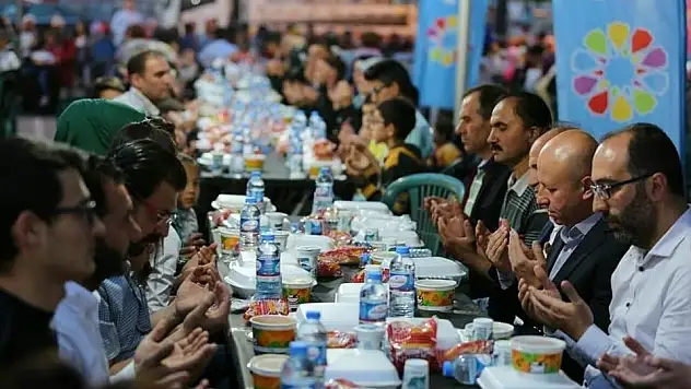 Başkan Çolakbayrakdar iftarda vatandaşlarla birlikte
