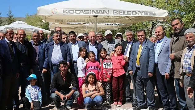 Başkan Çolakbayrakdar, traktör üstünde tarla sürdü