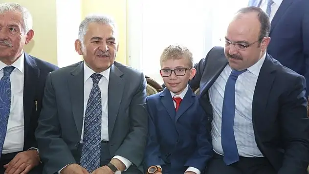 Başkan Dr. Büyükkılıç 5 ayda hafız olan öğrenciye tablet hediye etti