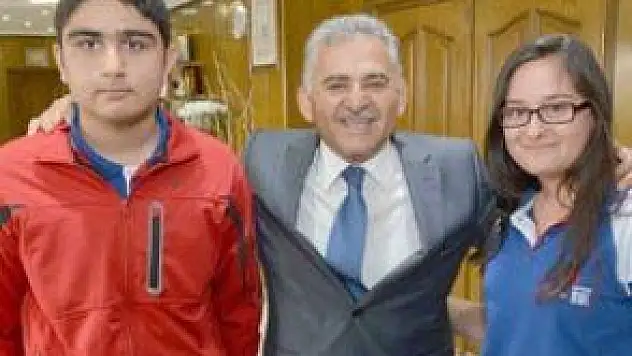 BAŞKAN DR. MEMDUH BÜYÜKKILIÇ'A ÖĞRENCİLERDEN SEVGİ GÖSTERİSİ