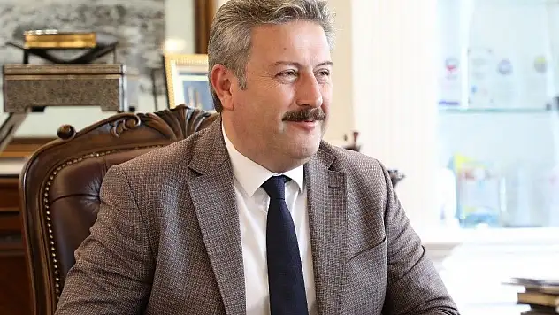 Başkan Dr. Mustafa Palancıoğlu Dr. Öğretim Üyesi Aziz Şatana'yı Tebrik etti
