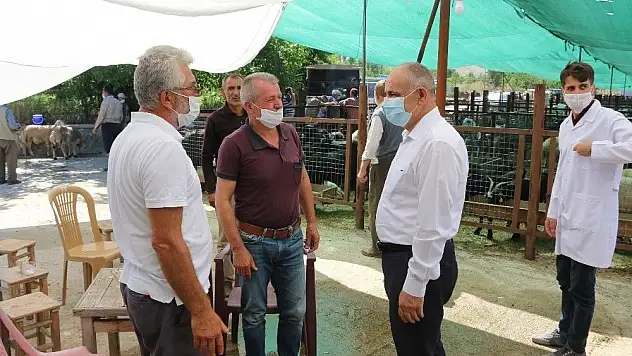 Başkan Esat Öztürk kurban pazarını ziyaret etti