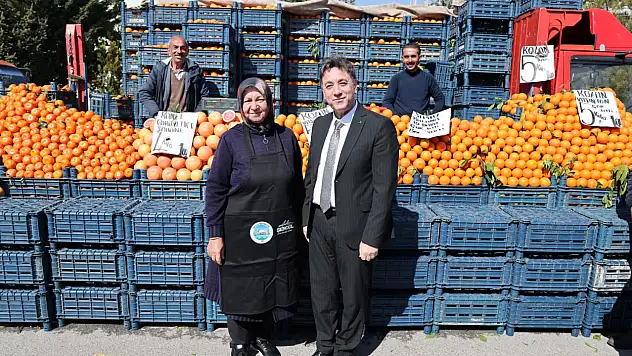 Başkan esnafa bakın ne hediye etti!