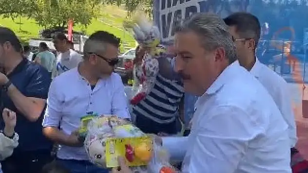 Başkan hediye dağıttı!