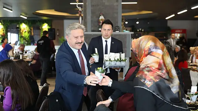 Başkan, kadın personeller ile bir araya geldi