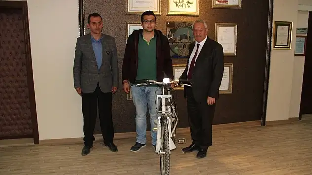 Başkan Karayol başarılı öğrencileri ödüllendiriyor