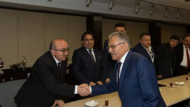 Başkan Kayseri'nin duayen gazetecisi Altınkaya'yı unutmadı!