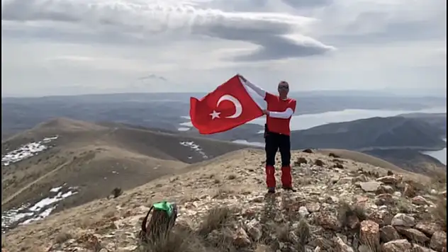 Başkan köyünün zirvesinde bayrak dalgalandırdı