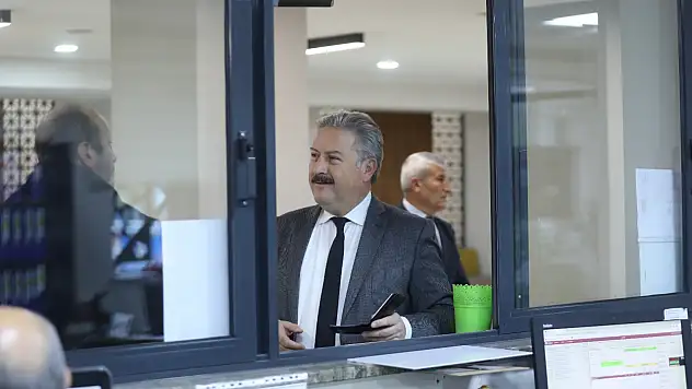 Başkan mesaiye borcunu ödeyerek başladı!