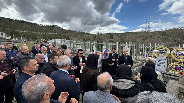 Başkan Mustafa Ayan kabri başında anıldı