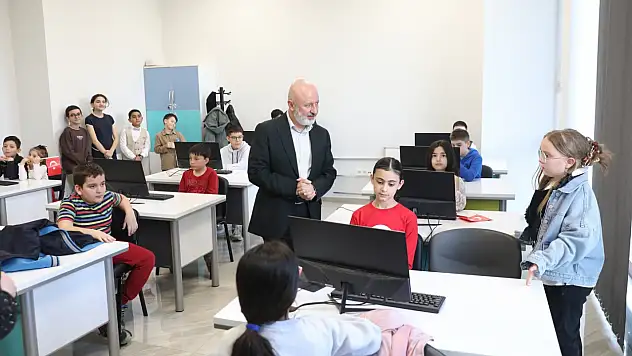 Başkan Çolakbayrakdar, o merkezde geleceğin mühendisleriyle buluştu
