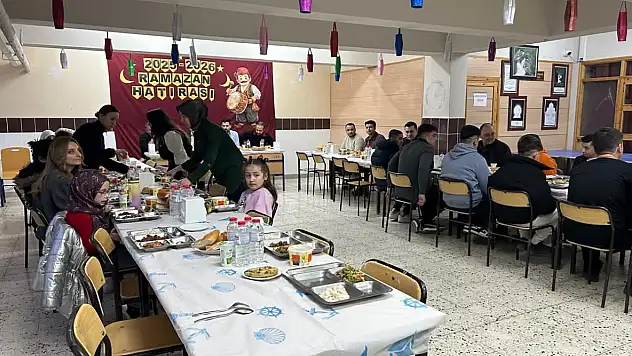 Başkan, öğretmen ve öğrencilerle iftarda buluştu