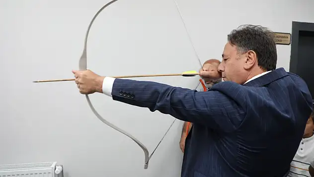 Başkan ok attı, öğrenciler coştu