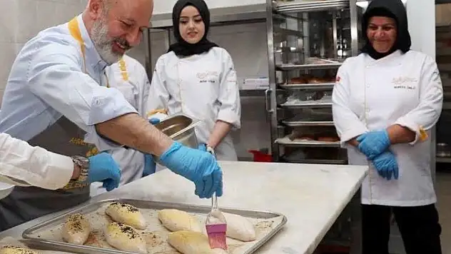 Başkan önlüğü taktı! Bakın neler yaptı