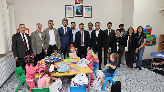 Başkan Özdoğan'dan öğrencilere sürpriz hediyeler