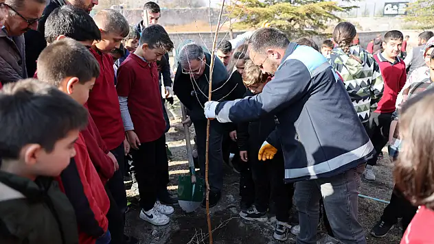 Başkan Özdoğan öğrencilerle ağaç dikti