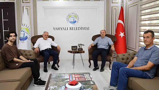 Başkan Öztürk başarılı öğrenciyi ödüllendirdi