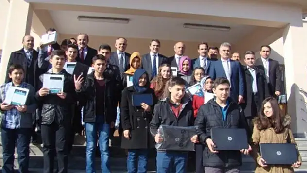 Başkan Öztürk başarılı öğrencileri ödüllendirdi