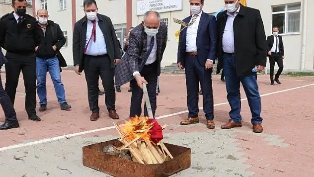 Başkan Öztürk Nevruzu kutladı, halka fidan dağıttı