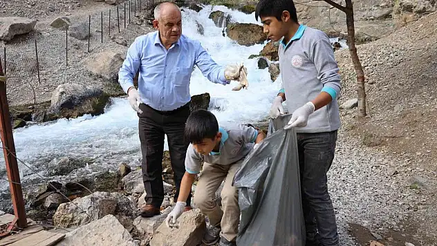 Başkan Öztürk, Öğrencilerle Birlikte Çevre Temizliği Yaptı