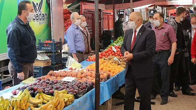 Başkan Öztürk pazar yeri ve camide incelemelerde bulundu
