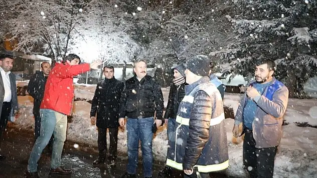 Başkan Palancıoğlu, gece çalışmalara katıldı, yolları temizledi
