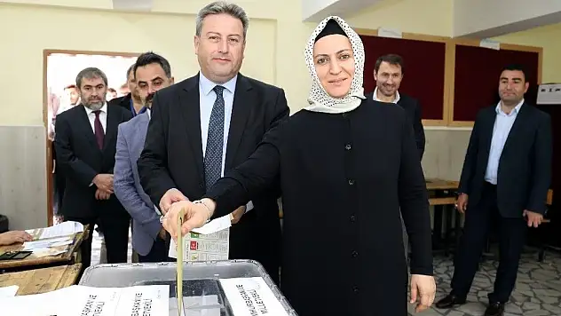 Başkan Palancıoğlu oyunu eşi ve partililerle kullandı