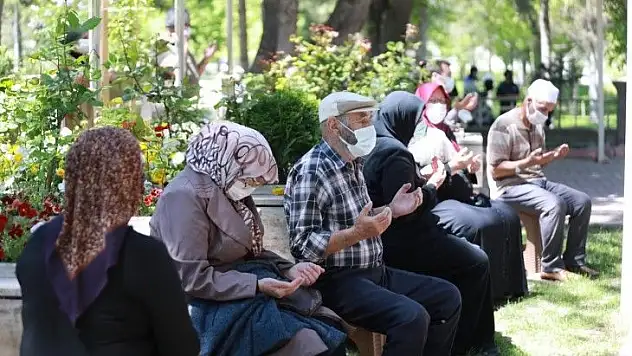 Başkan Palancıoğlu şehitlikte dua etti