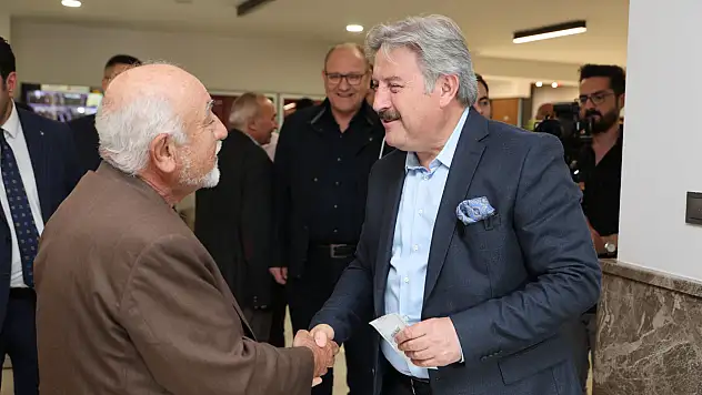 Başkan Palancıoğlu, vatandaşlarla sohbet ederek vergisini ödedi
