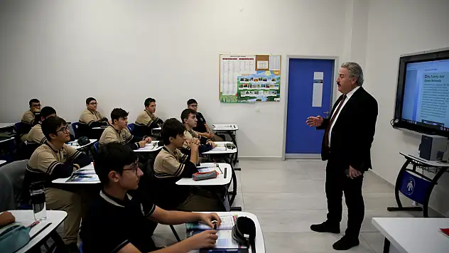 Başkan Palancıoğlu, yaptırdığı Havacılık Lisesinde misafir öğretmenlik yapıyor