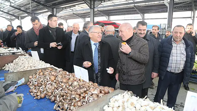 Başkan soğuk havada pazar gezdi! İçini ısıtan sebebi açıkladı