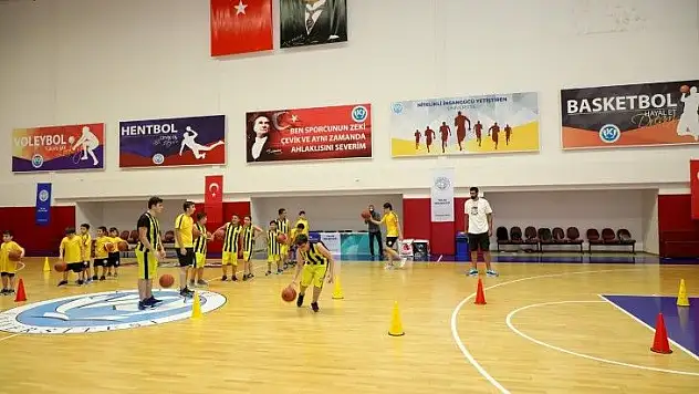 Başkan ve rektör fabrikada basketbolcularla buluştu